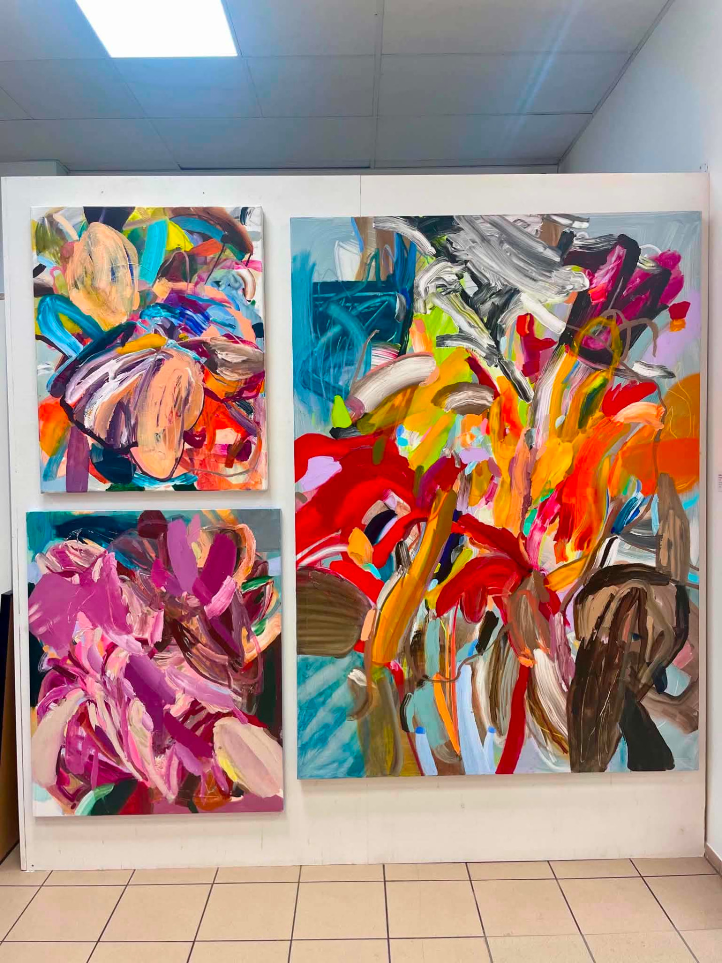 Liisa Jugapuun abstrakteja maalauksia Artrovert-gallerian seinällä