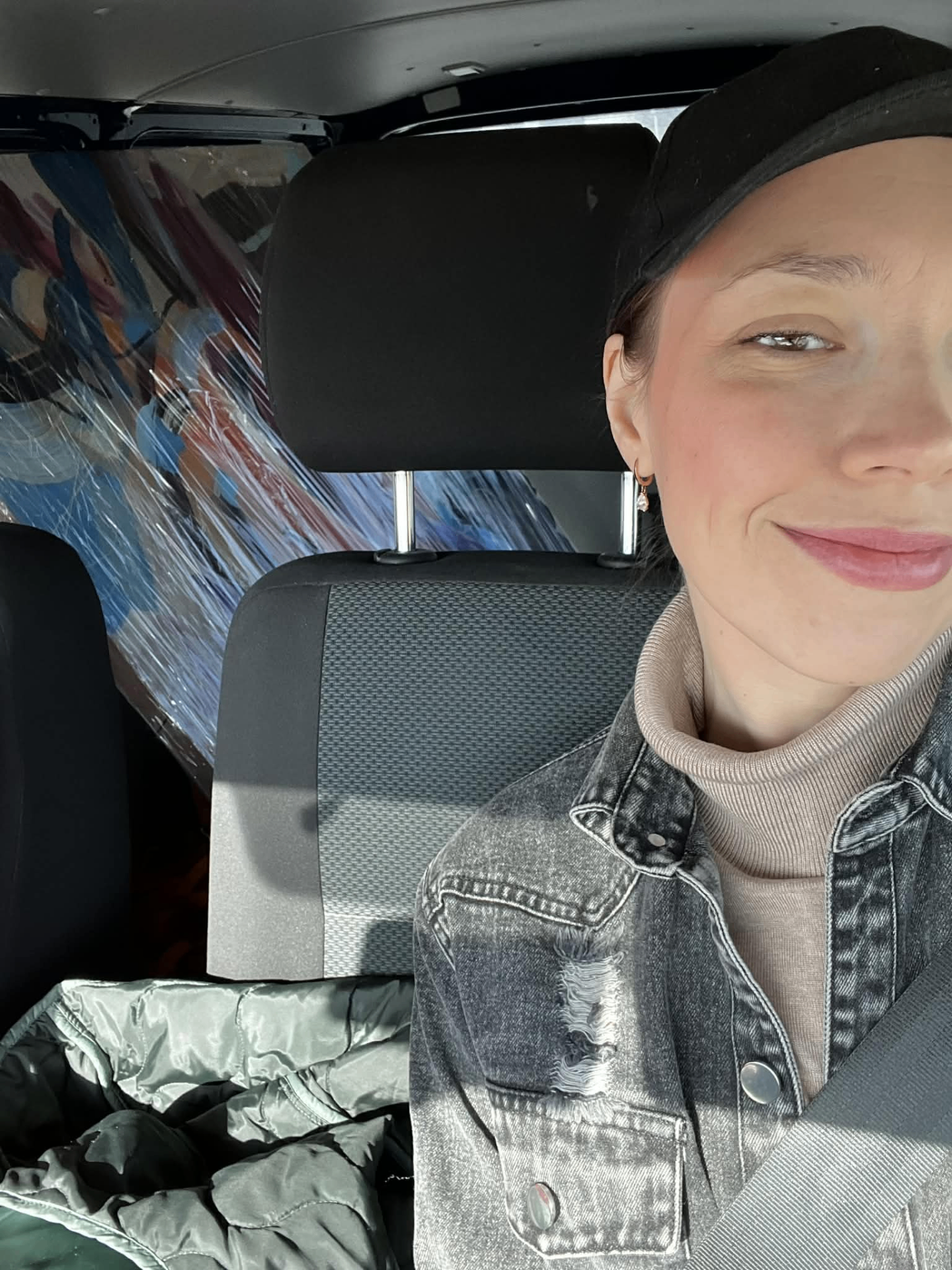 Liisa Jugapuu maaliga „Vaiksed kihid" ateljees